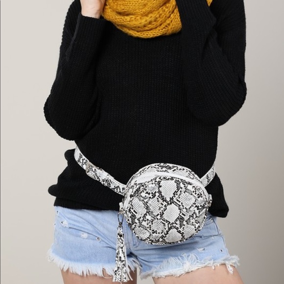 ๐HP๐Faux leather navy belt bag and crossbody - Picture 3 of 10